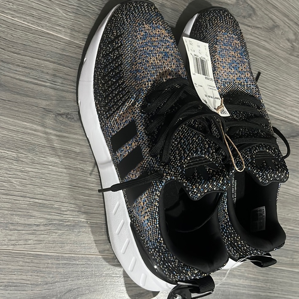 NWT Beand New Adidas Swift Run 22